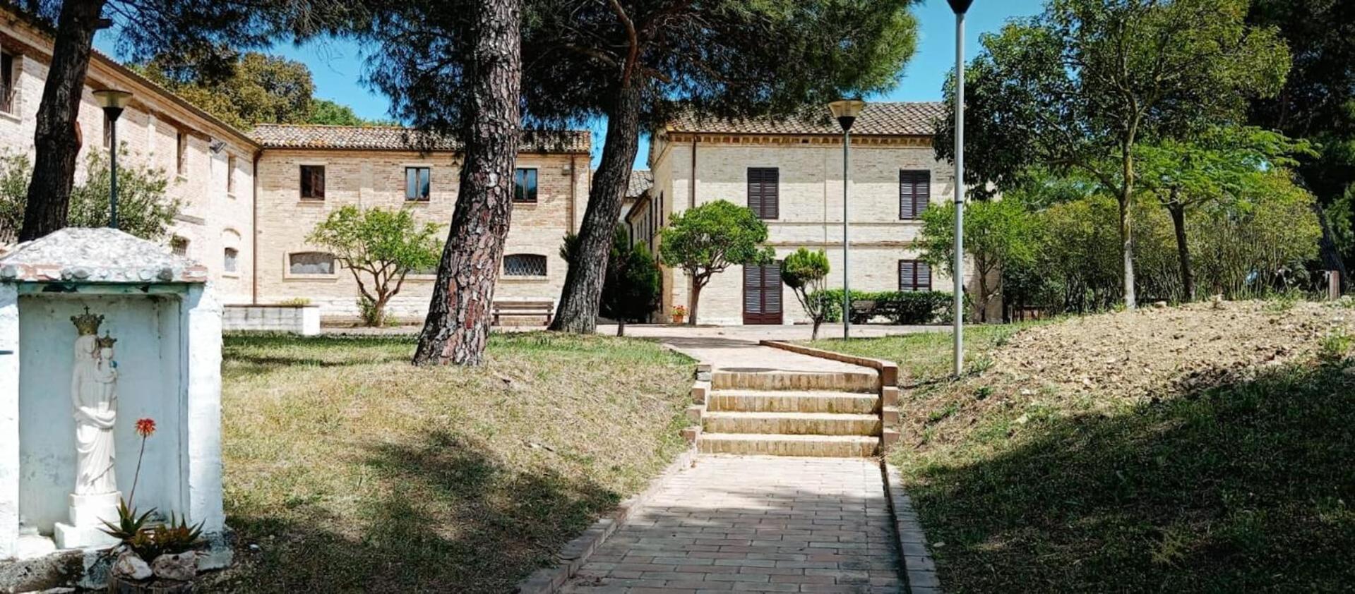 Casa Famiglia Di Nazareth Hotel Loreto Ngoại thất bức ảnh